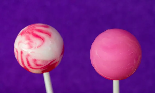 Lolipop menekşe arka plan arka plan üzerinde.