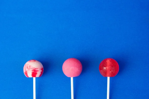 parlak mavi bir arka plan üzerinde lolipop