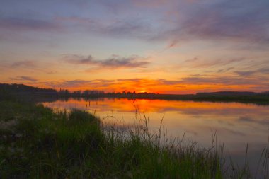 Kırsal dış tarafta göl üzerinde günbatımı