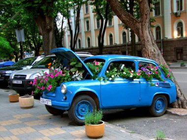 Odessa bir sürü ilginç Sanat eşyaları olan bir turizm kentidir. Bir tanesi - retro bir araba bir saksı çiçek yatak şeklinde.