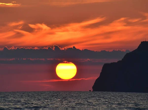 Gün batımı Crimea'da, Ukrayna. Renkli, onun güzellik günbatımı Kırım, Ukrayna'da büyüleyici. Yavaş yavaş azalan ve denizde kaybolan, hassas, kabarık, limon renkli güneş. Ve enerji vermek sadece renk cümbüşü ve turuncu gökyüzü yanıp söner.