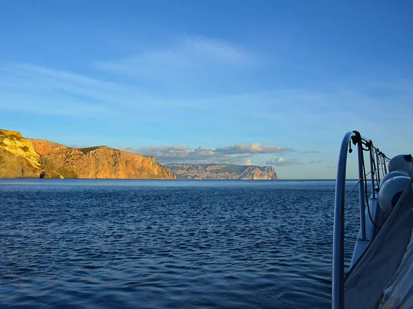 Amber coast Kırım güneşin altında bir yat cruisea piercingly mavi gökyüzü üzerinde olmak, yavaş yavaş yüzen bulutlar, bir ışık deniz dalgalanma, sabah, Güneş, harika bir gün, seyahat deniz görünümünden ışınları
