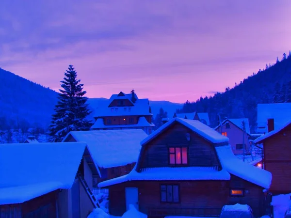 Şafak mavi ve pembe renklerinin - kış Peri masalı - Kayak Merkezi Bukovel Karpatlar romantik görkemli Dağları saran.