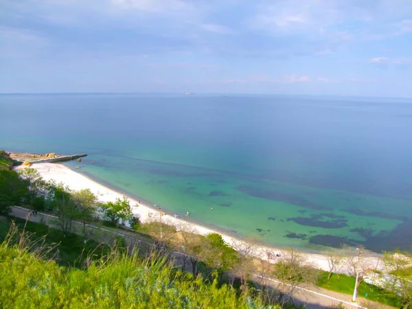 オデッサ ウクライナ アルカディア地域で最も美しいビーチの一つ 防波堤と 澄んだ海の水のため 写真の表示は 防波堤に囲まれた青いラグーン 居心地の良い きれいなビーチはフェンスで囲まれた 高急なバンク — ストック写真
