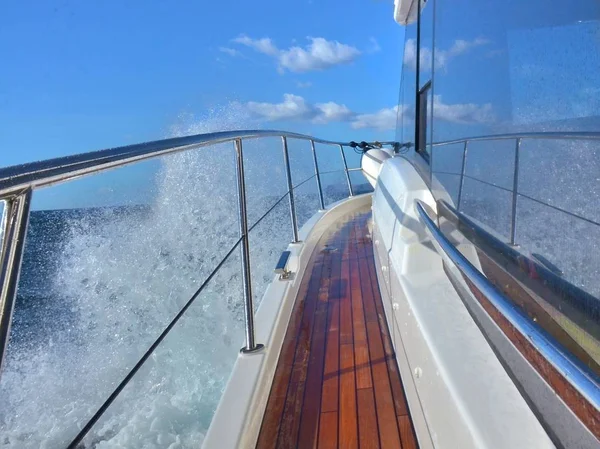 Yat, Rüzgar, deniz su sprey, denize, olma riski bir umut - mavi gökyüzü, sınırsız deniz, Rüzgar ıslık ve vahşi zevk göz kamaştırıcı rails.boundlessly koruma raylar ıslık tam ders