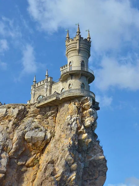 Небольшой Замок Романтическая Крепость Уютное Гнездо Влюбленных Расположен Краю Скалы Лицензионные Стоковые Фото