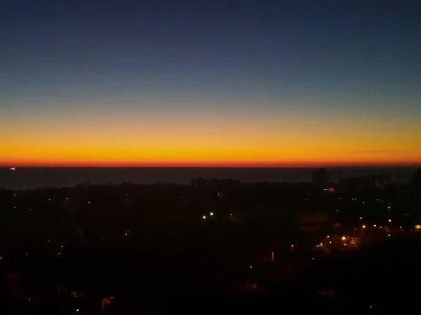 ときに太陽がちょうど海 に新たな美しい穏やかなハローを彼らの位置を与えるため 夜は始まったばかり オデッサ ウクライナの目覚めの始まりを夜明け — ストック写真