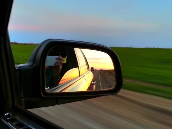 高速で車の窓から美しい夕日の写真 — ストック写真