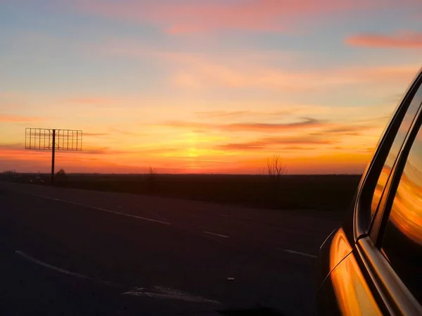 Ukrayna alan, akşam, günbatımı, boş bir billboard reklamı olmadan ve reklam ihtiyacı yoktur güzel bir araba ....