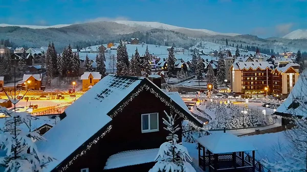 Masal karla kaplı dağlar, Ukrayna Karpatlar ve Bukovel Tatil Noel günü ihtişamı akşam.