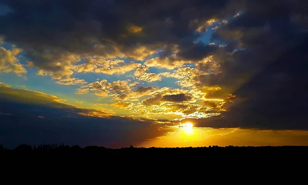 Pôr Sol Colorido Estepe Ucraniana Nuvens Baixas Exuberantes Longo Linha — Fotografia de Stock