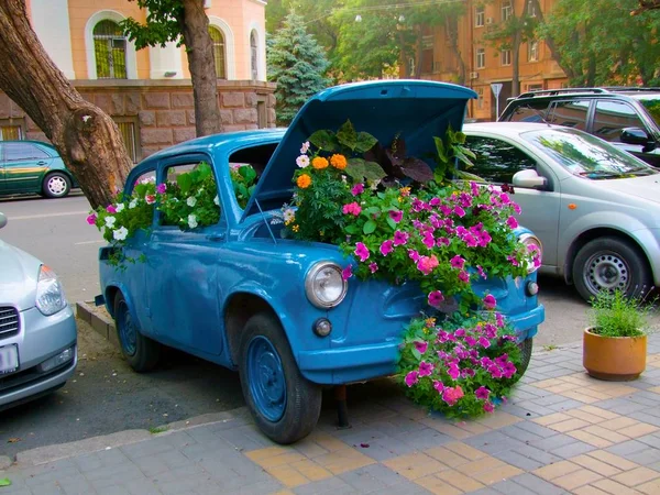 Odessa Touriste Objet Art Voiture Rétro Lit Fleurs Les Rues Image En Vente