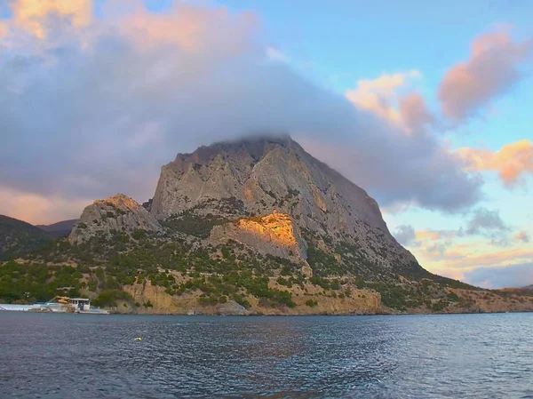 dağın tepesinde yakaladı bulut
