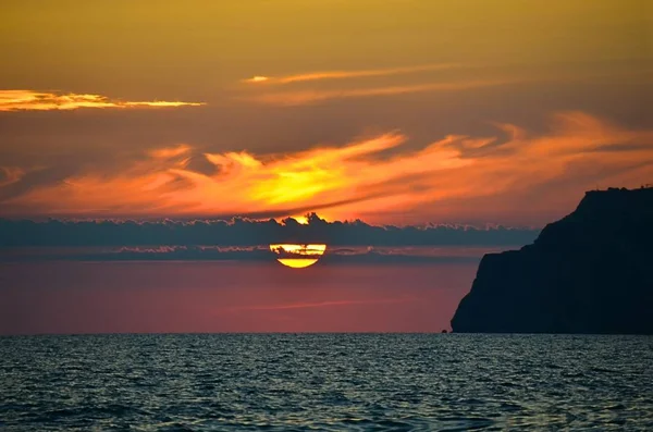 在海里多汁的日落颜色的骚动 克里米亚海岸 乌克兰 — 图库照片