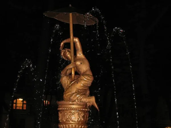 在敖德萨 歌剧院毗邻皇家宫 一座内花园 藏在周围的建筑物内 它装饰着一个舒适和安静的喷泉 安排在 1847 与一个悲伤的青铜女孩在伞下的顶部 — 图库照片