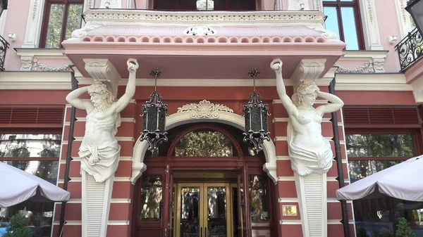 Bristol otel ana giriş kapısıdır. Mimari anıt, ünlü mimar Alexander Bernardazzi tarafından 1899 yılında inşa edildi. Otelin adı aynı adı (