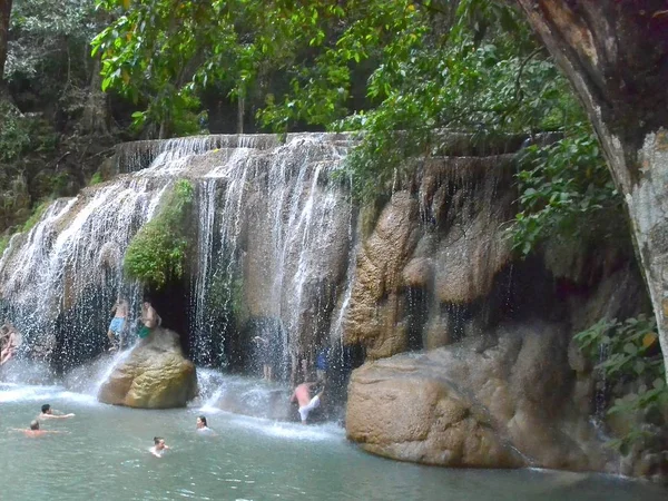 Dağlarda Tayland'da bir şelale, su bir peçe ve kaya içinde bir geçit, turistler için şelale içinde bir koridor oluşturmak