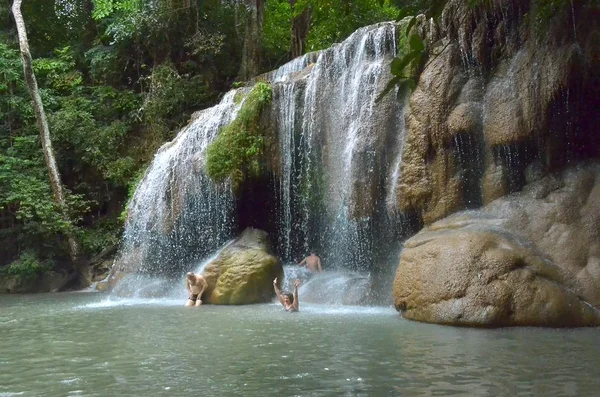 Dağlarda Tayland'da bir şelale, su bir peçe ve kaya içinde bir geçit, turistler için şelale içinde bir koridor oluşturmak
