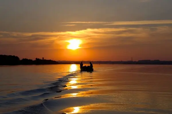 Вечерняя Рыбалка Реке Мягкий Закат Отраженный Воде Два Рыбака Ловят — стоковое фото