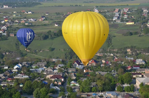 Powietrze Lot Balonem Lot Nad Piłki Nad Polami Miasto — Zdjęcie stockowe