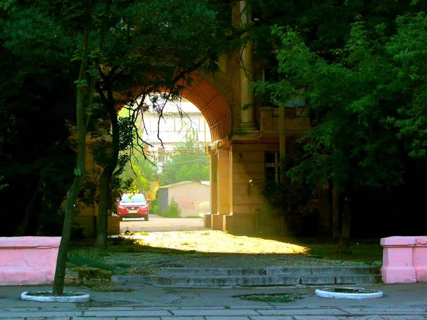 Odessa, bir ışık demeti, güneş yükselen güneş ışığından daha önceki sabah. Bir ışık ışını karanlık tarihi bir binada kemer ile delip geçiyor..