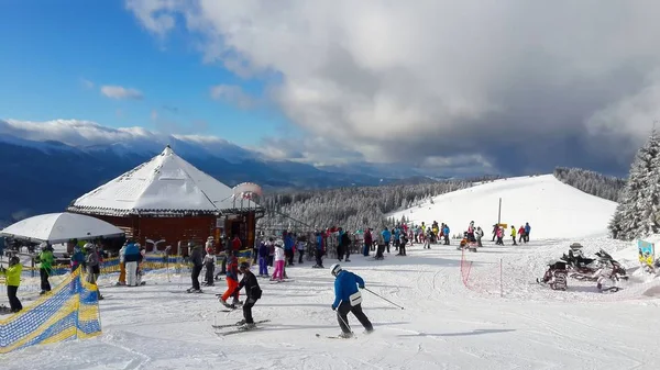 Kayak merkezi Bukovel, çevredeki dağların iniş önce dağda çok düşük, göz kamaştırıcı beyaz bulutlar, sulu mavi gökyüzü