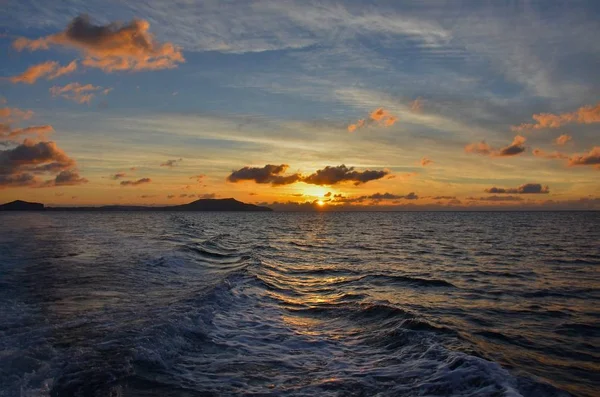 Захід Сонця Морі Над Рожевими Цирковими Хмарами Сонце Спускається Море — стокове фото