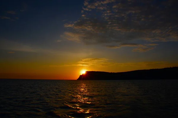 Crimea Suave Resplandor Puesta Sol Sobre Montaña Silueta Montaña Contrastantemente — Foto de Stock