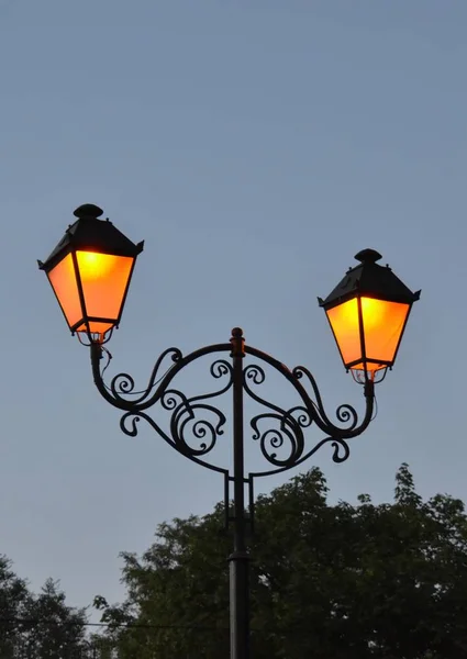 Lámpara Calle Calado Estilo Retro Luz Cálida Ilumina Crepúsculo Ciudad —  Fotos de Stock