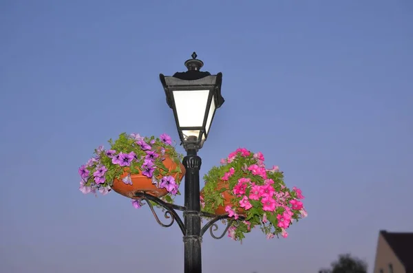 retro tarzı çiçekli sokak lambası