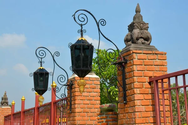 Sokak lambası Tayland, retro tarzı. Kutsal hayvan - heykelciği filler
