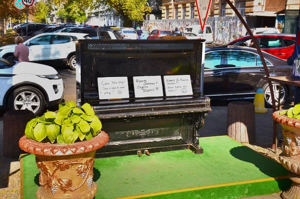 Odessa cadde boyunca yürüyüş, işte bir piyano, dünyanın üç dilde oynamak için bir davetiye ile kitap pazarında
