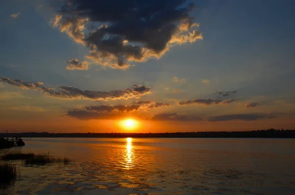 akşam, güneşin ötesinde, nehrin ötesinde kalan, bir güneş yol boyunca suyun yüzeyine şekillendirme battığı