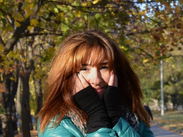 kırmızı kız, kırmızı sonbahar, mutluluk ve sevgi gözlerinde