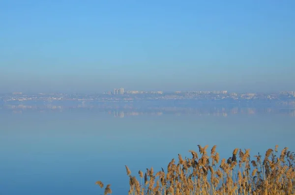 yumuşak beyaz-mavi horizonthe beyaz city Dinyeper Nehri ve onun adını - Nikolayev eğimli bulunmaktadır