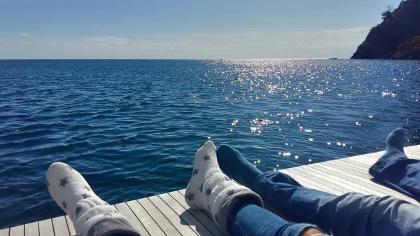 Большое Удовольствие Впитать Солнце Октябре Море Яхте — стоковое фото