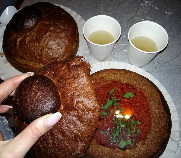 Ukraynalı Pancar çorbası pancar bir tencerede et ile gelen pişmiş hamur pişmiş. sarımsak ekmeği veya çavdar ekmeği soğan ile birlikte ye. Zorunlu Ukraynalı votka hrenovuha veya kaçak içki kullanılır.