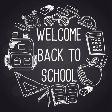 Tebeşir yazı tipi yazı tahtası on ile okula dönüş