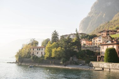 Lake Como, İtalya - 27 Ekim 2017: Lake Como, İtalya'nın kıyı evler.