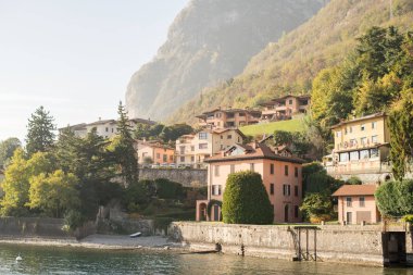 Lake Como, İtalya - 27 Ekim 2017: Lake Como, İtalya'nın kıyı evler.