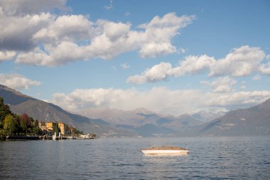 Como Gölü, İtalya teknede. Alpler zemin üzerine panoramik.