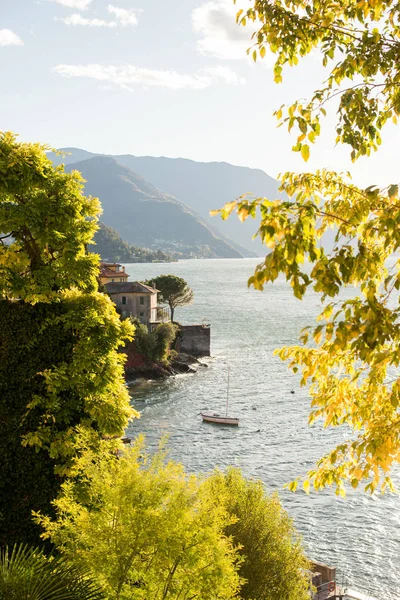 Como See Italien Panoramischer Sonnenuntergang Mit Boot Und Alter Villa — Stockfoto