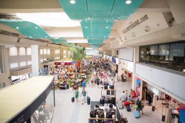 Costa Smeralda Havaalanı, Olbia, Sardunya, İtalya - 14 Temmuz 2018: Hall Costa Smeralda Havaalanı Olbia içinde yolcu ile. Uçağın kalkış salonu içinde bekleyen turist.