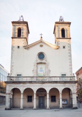 Barcelona'da Barcelona, İspanya - 18 Mart 2018: kilise de Sant Pere Nolasc. Ana cephe. Sabah insanlar olmadan. 18. yüzyılda kilise inşa edilmiştir.