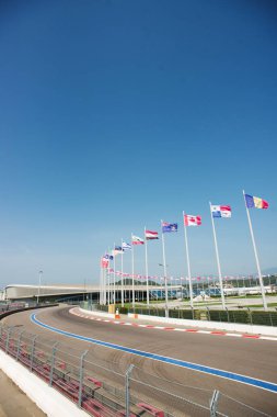 Soçi, Rusya - 6 Eylül 2018: Sochi Autodrom bayrakları farklı ülkelerle parçası. F1 wich bulunan Olimpiyat Parkı Adler'nda izlemek.