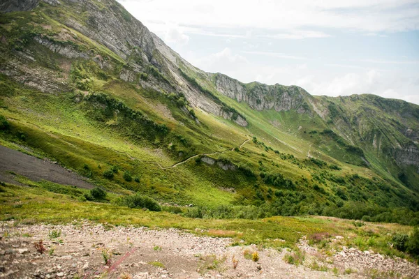 在索契与高山草地的山 Krasnaya Polyana 山旋转木马 马戏团1 — 图库照片