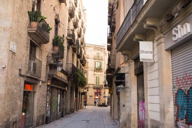 Barcelona, İspanya - 18 Mart 2018: Cucurulla sokakta Barselona, İspanya, eski binalar. Boş Barselona Caddesi. Şehir yaşam tarzı.