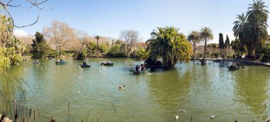 Barcelona, İspanya - 18 Mart 2018: Turist tekneleri Parc de la Ciutadella Barcelona, İspanya.