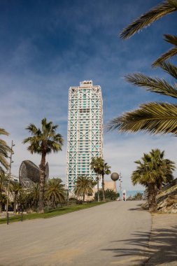 Barcelona, İspanya - 21 Mart 2018 Barcelona Panorama Olimpic Villa binalar gökdelen ve çelik kemer altın balık Frank O. Gehry ile. İspanya. Mavi gökyüzü.