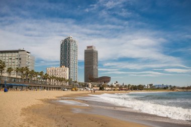 Barcelona, İspanya - 21 Mart 2018 Barcelona Panorama Olimpic Villa binalar gökdelenler ve çelik kemer altın balık Frank O. Gehry ile. İspanya. Mavi gökyüzü.